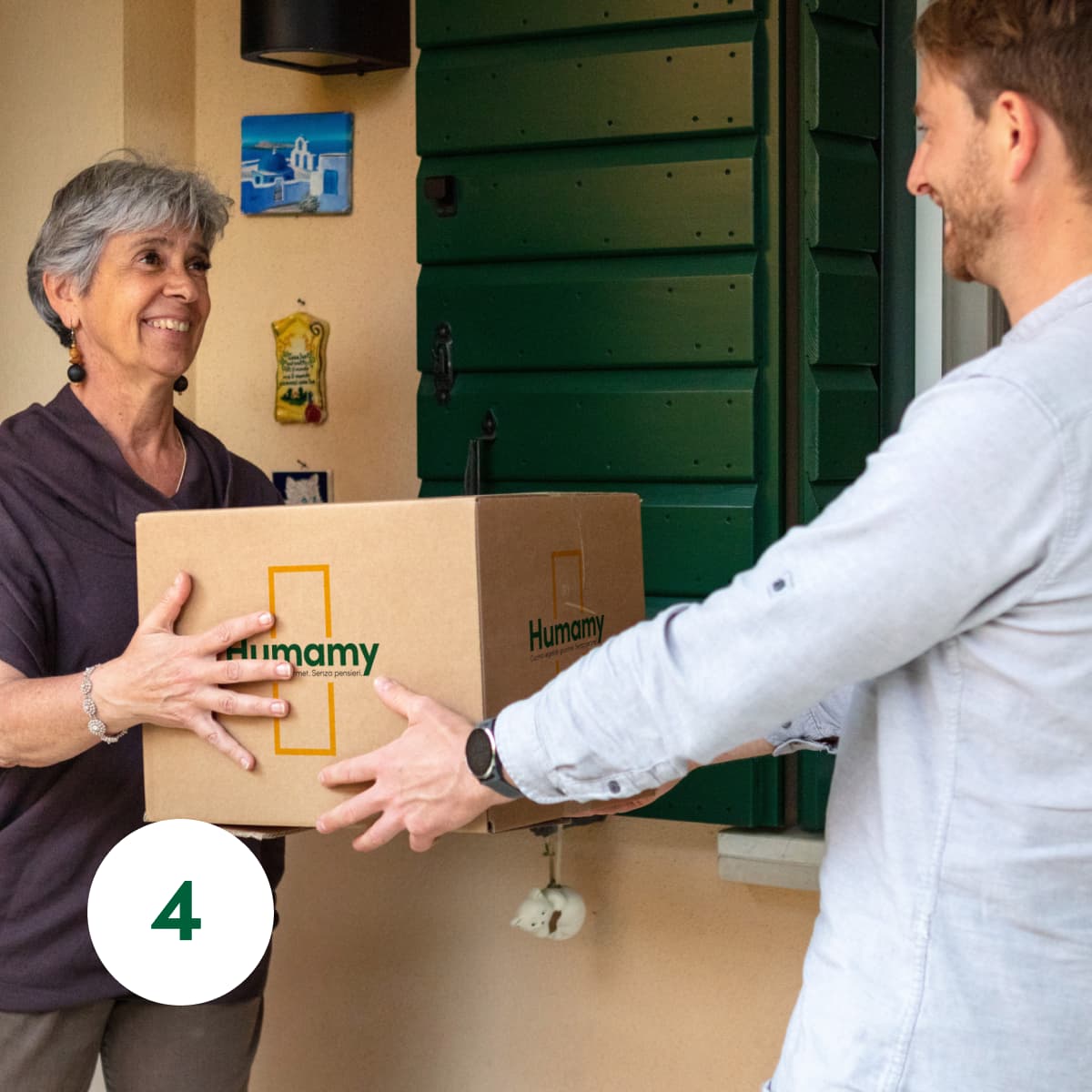 Un fattorino consegna una box Humamy direttamente a casa di una cliente