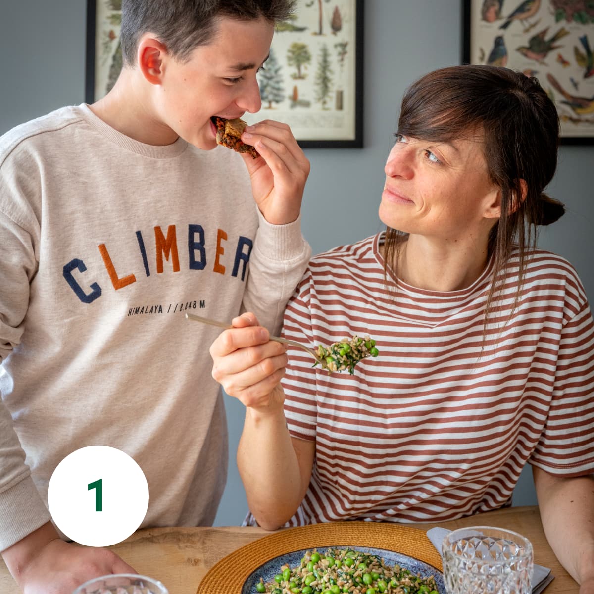 Una mamma e suo figlio mangiano Humamy